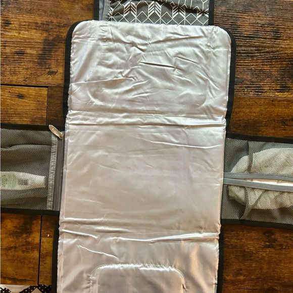 Lekebaby portable diaper pad. Silver, grey and black. - Picture 7 of 9